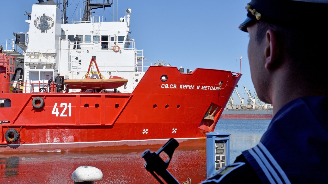 След 127 дни плаване българският военен научноизследователски кораб акостира във Варна (снимки)