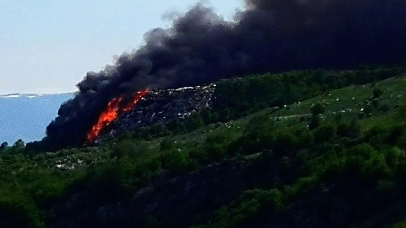 Голям пожар избухна в депото за отпадъци на Монтана