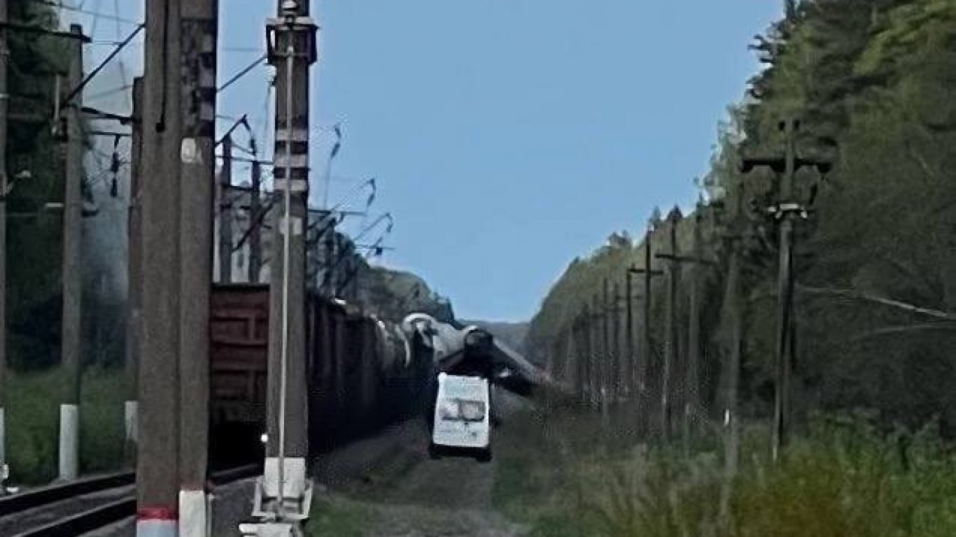 Товарен руски влак дерайлира след взрив на жп линия до границата с Украйна (видео)