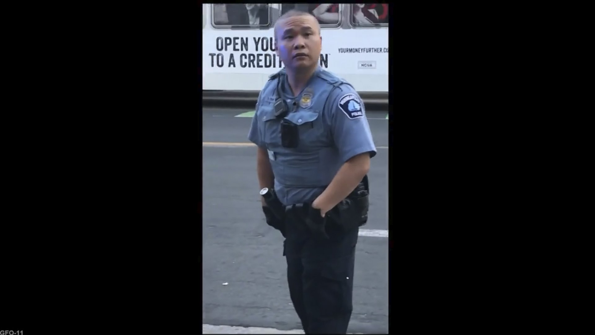 Снимка от видео, на която се вижда полицай Тоу Тао на мястото, където е убит Флойд