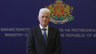 Същите тези политици днес говорят за ръждясали доспехи с които