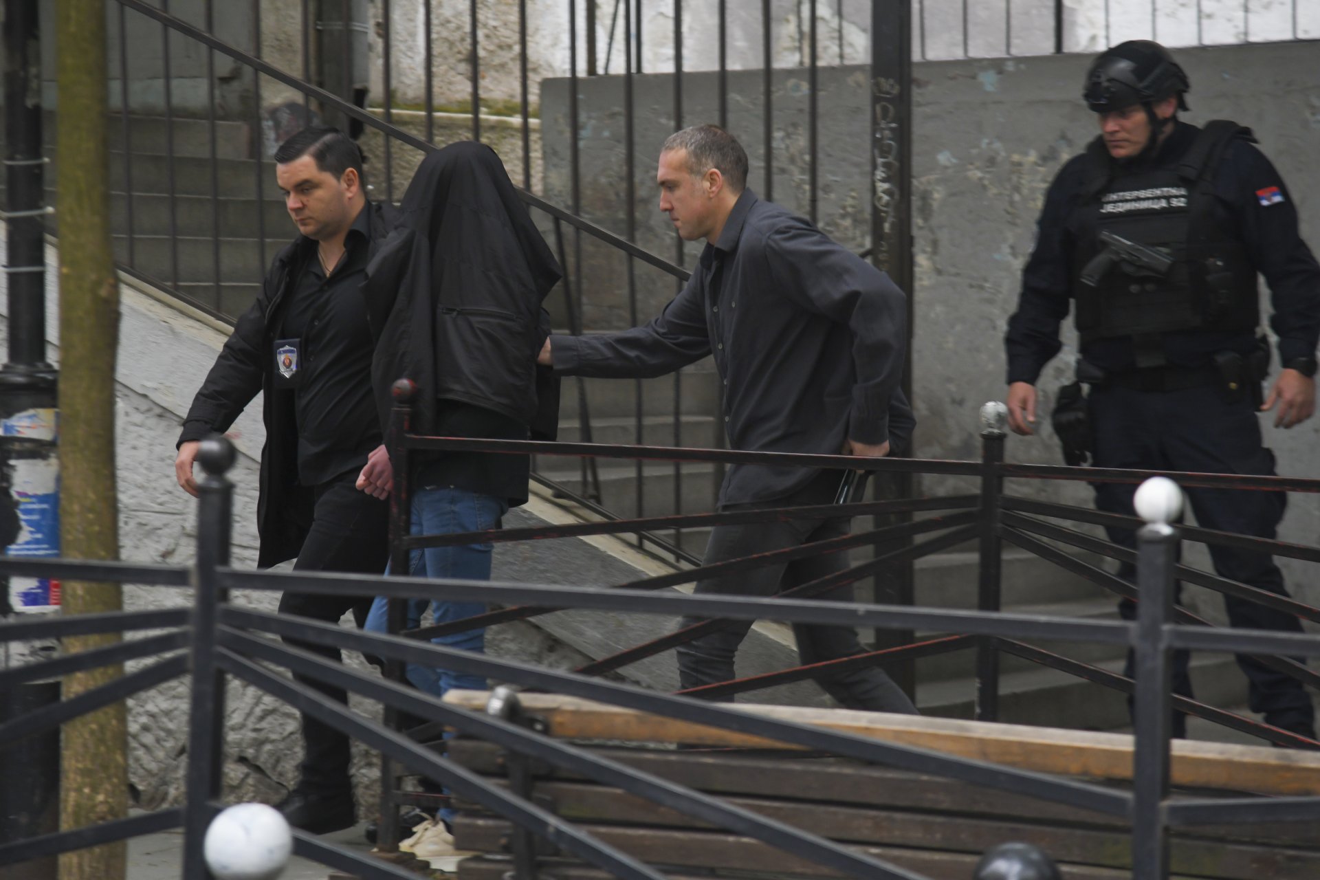 Полиция извежда седмокласница стрелец в училището в Белград