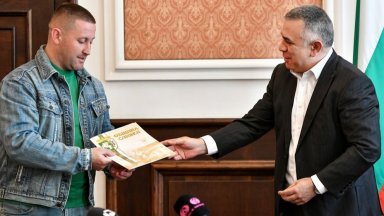 Кметът на Сливен награди шофьора Билял, който спаси пътник от задушаване на магистралата