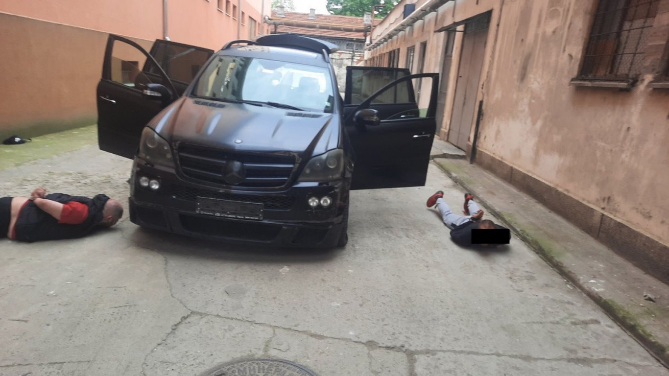 След гонка с полицията: Двама с джип разбиха портала на бургаския затвор и паркираха в двора
