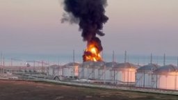 Пожар избухна в руска петролна рафинерия, Москва обвини Киев за удар с дрон