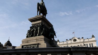 Гражданите които желаят да присъстват на тържествената заря проверка вечерта пред