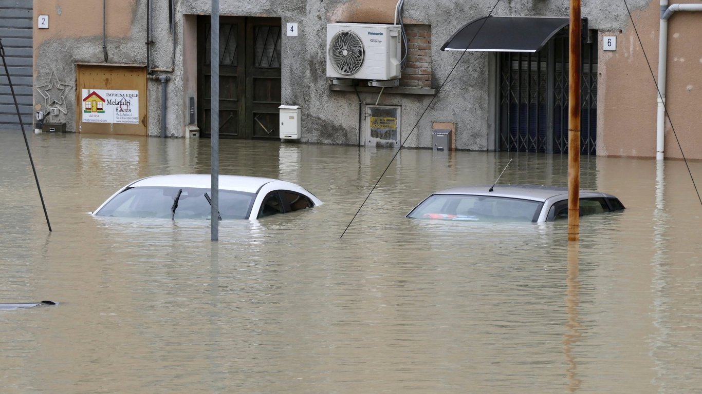 Катастрофални наводнения в Италия отнеха живота на най-малко двама души (снимки/видео)