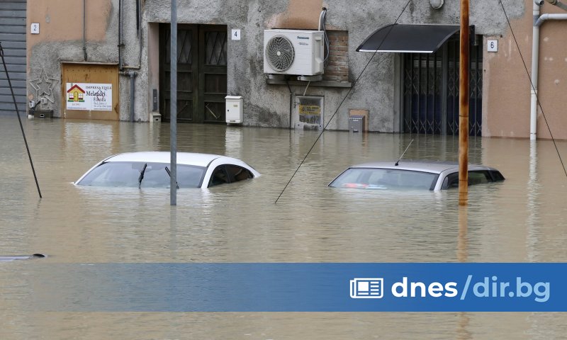 Снимка: AP/БТА Един човек е бил отнесен от придошлите води,