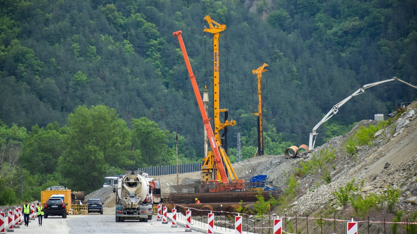 Укрепване на двете свлачища преди и след тунел „Железница“ на автомагистрала „Струма“