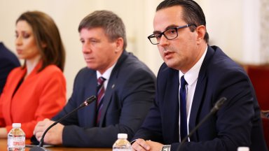 В началото на срещата с Възраждане председателят на ПГ на