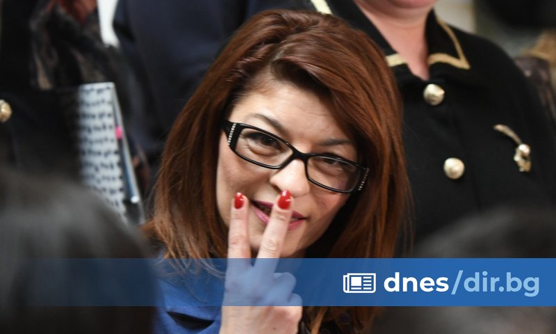 Атанасова посочи, че първият вариант за ПП-ДБ е да подкрепят