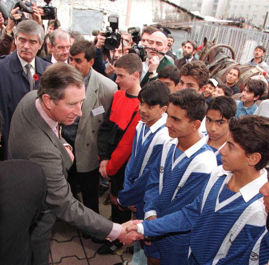 При посещението си в Пловдив през 1998 г. принц Чарлз се ръкува с детския футболен отбор на квартал ''Столипиново''. 