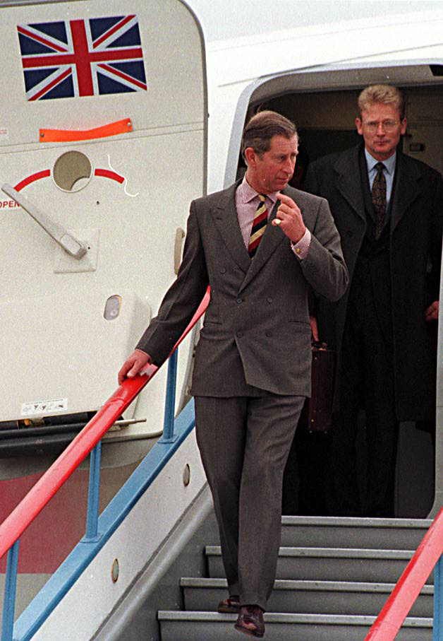 Принц Чарлз пристигна на летище Пловдив с Боинг, украсен с флага на фамилията. 