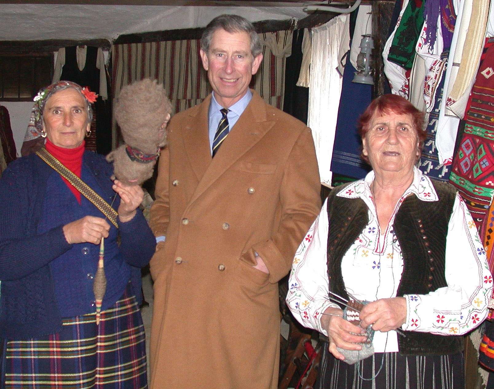 Британският престолонаследник се снима за спомен с някой от жителите на село Прилеп.