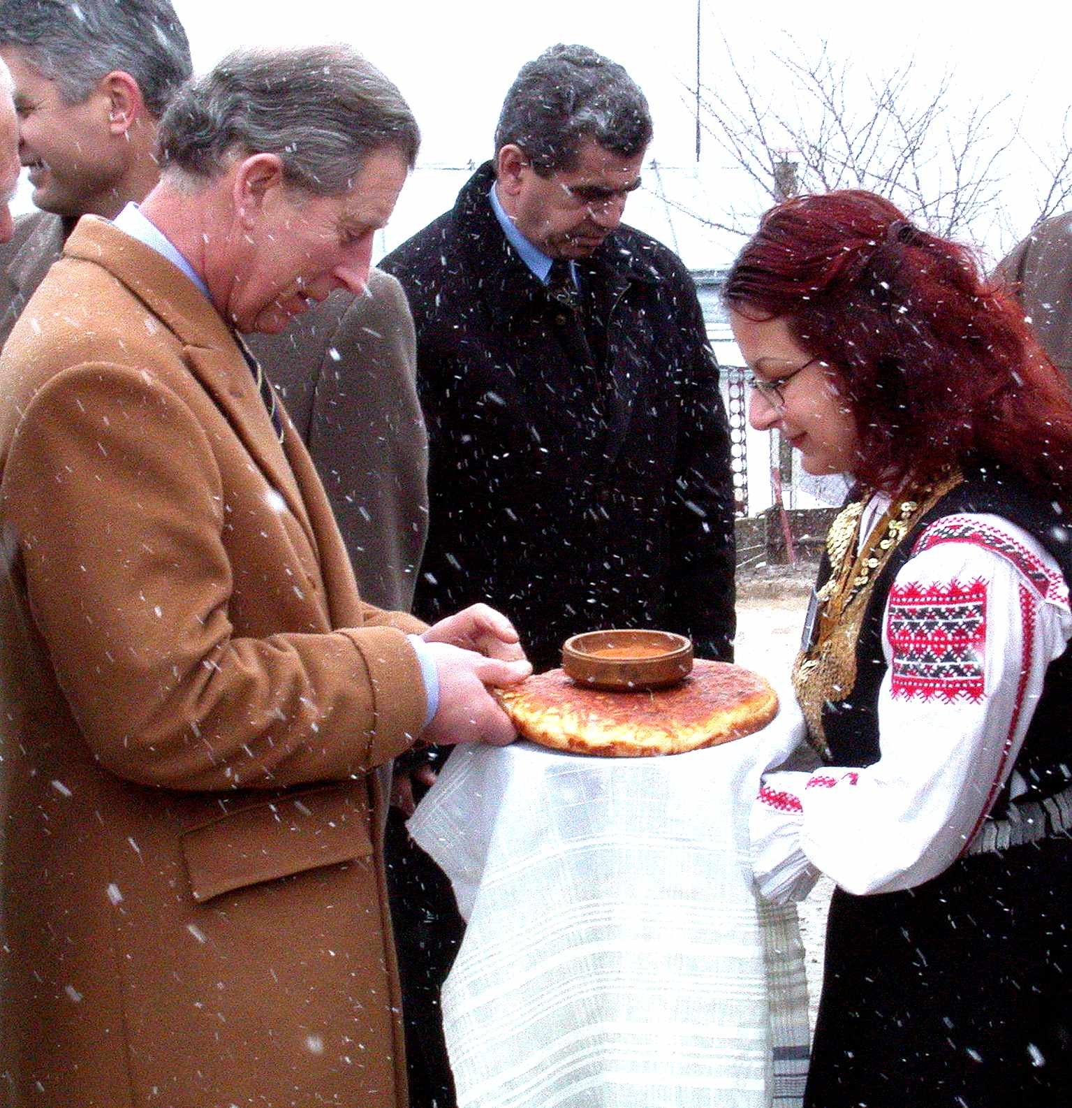През 1998 г. принц Чарзл бе посрещнат по стара българска традиция с хляб и шарена сол в чифлика Чукурово, край село Прилеп.