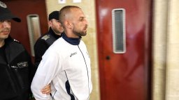 Мъжът, влетял в двора на бургаския затвор с джип, иска обратно в психиатрията