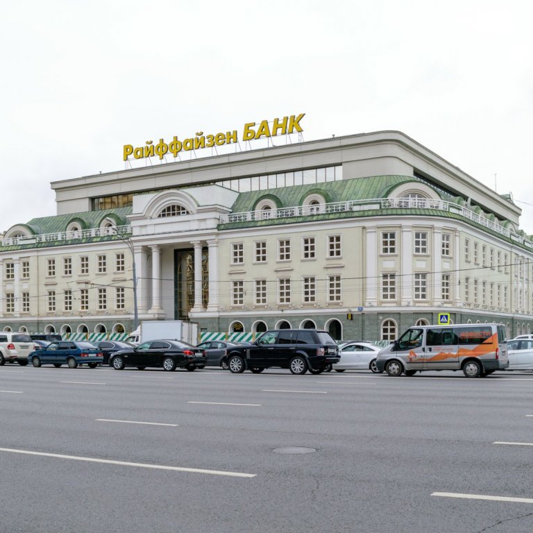 Обявилата, че напуска Русия "Райфайзен банк" все още търси служители в там
