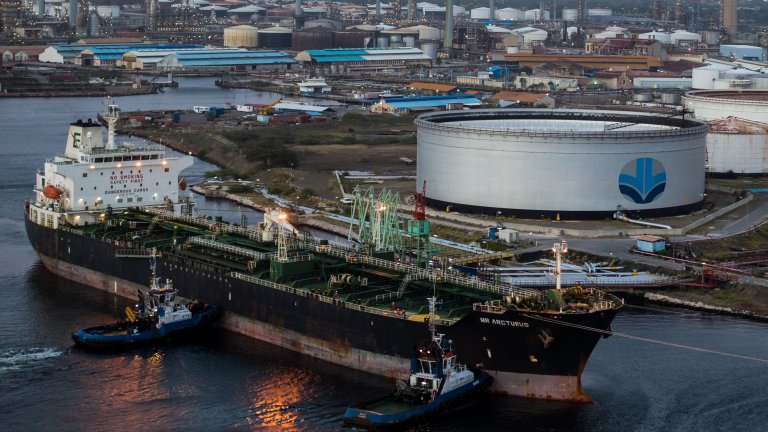 САЩ вдигнаха част от санкциите срещу държавната петролна компания на Венецуела