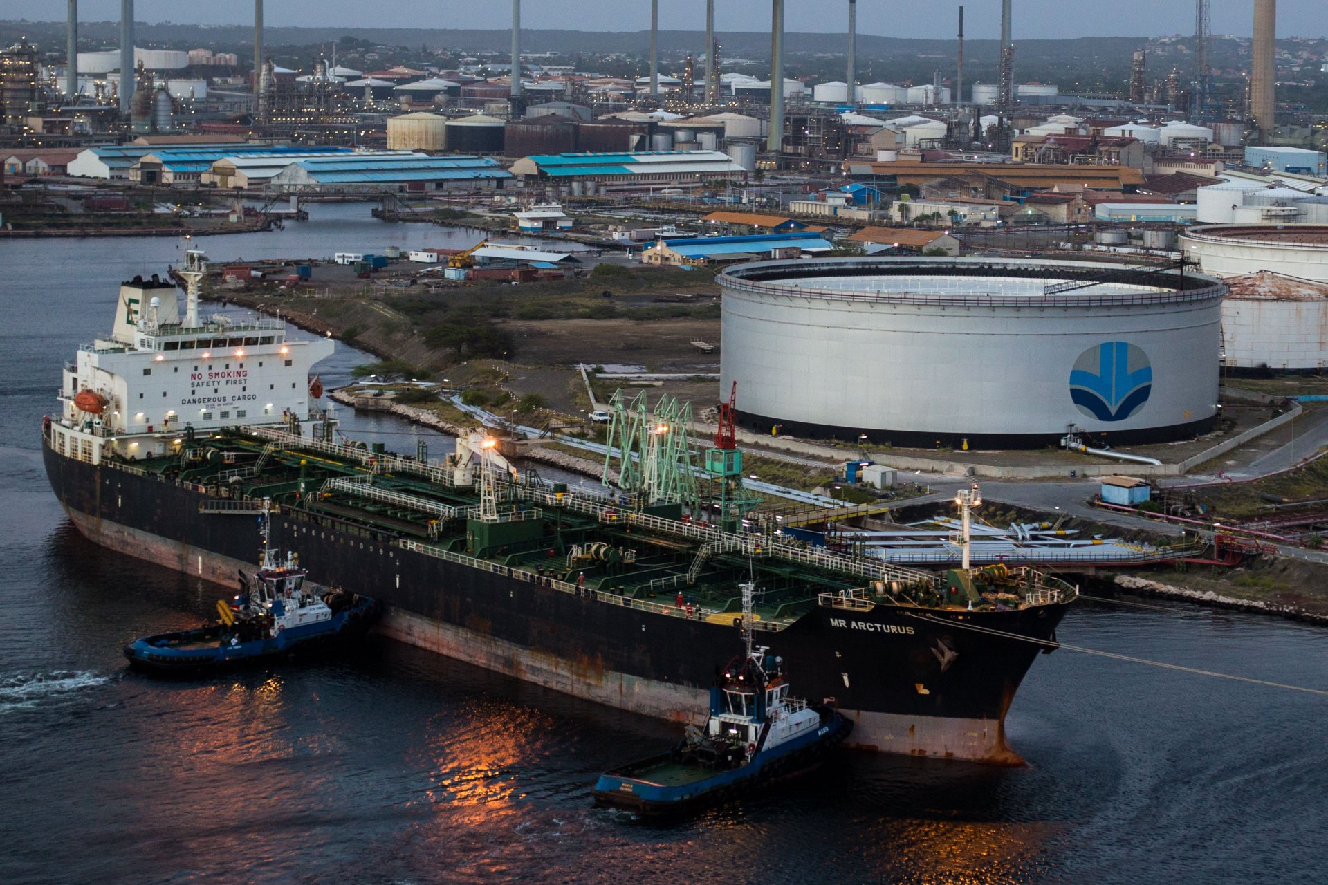Танкер разтоварва петрол в рафинерията на "Петролеос де Венесуела" в Кюрасао