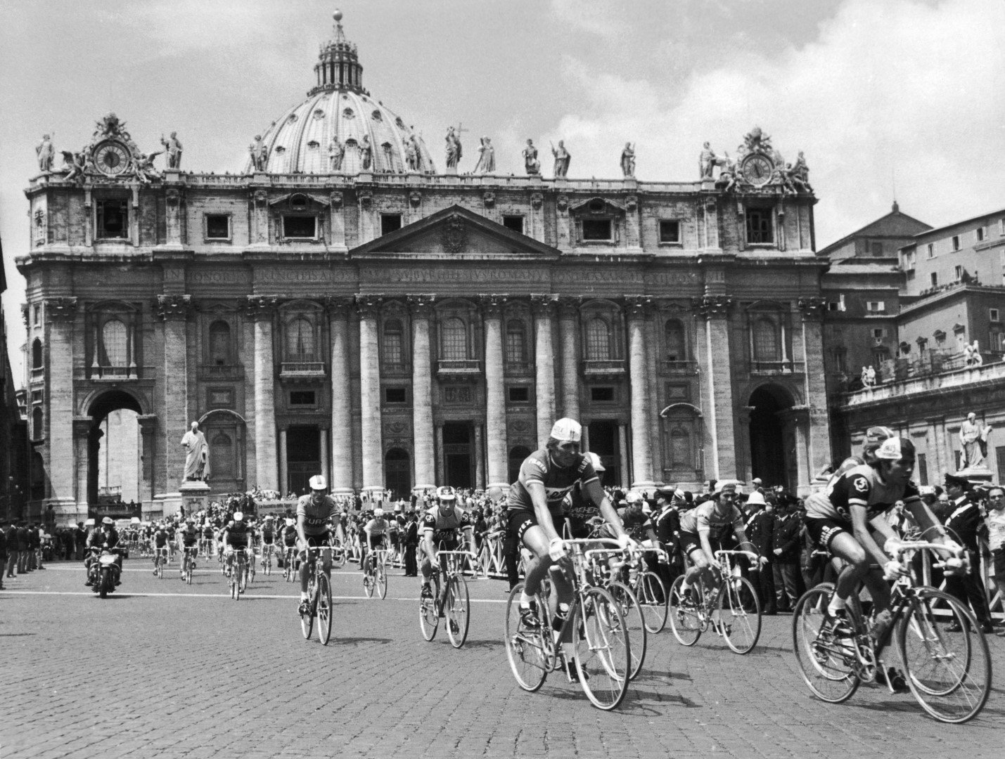По пътя към финала на Обиколката през 70-те в Рим,  на площад "Сан Пиетро"