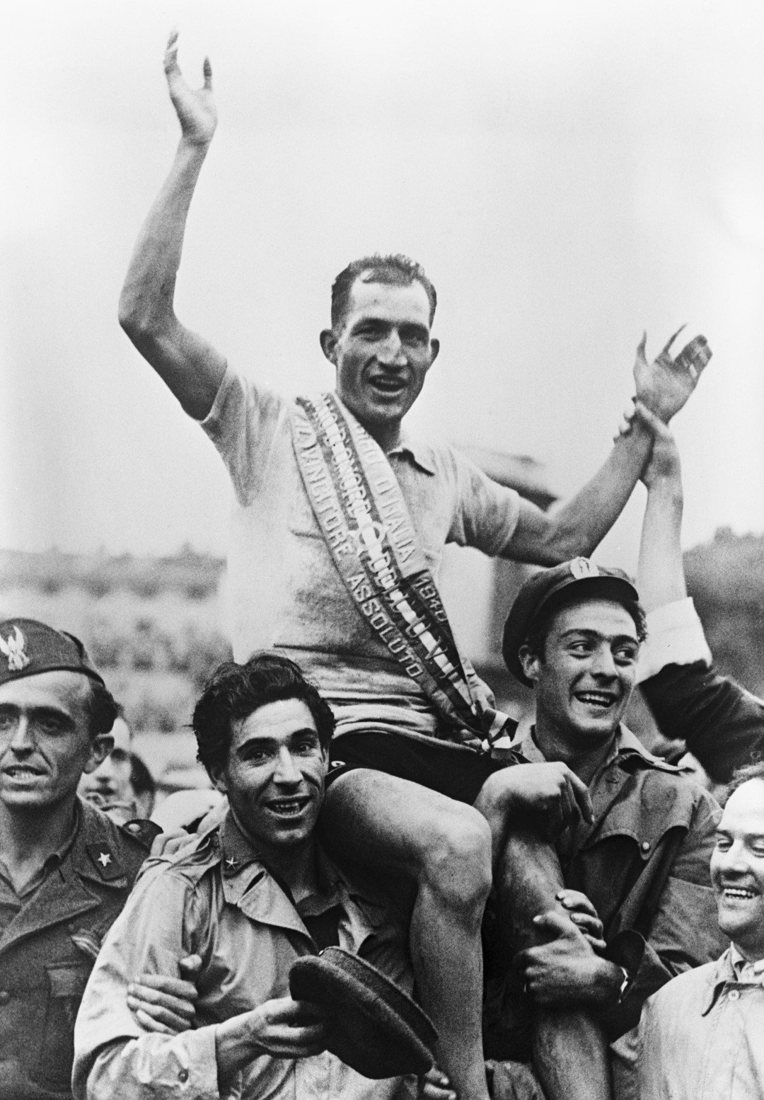 Джино Бартали става първият следвоенен победител през 1946 г., след като Джиро няма от 1940-а до 1945-а