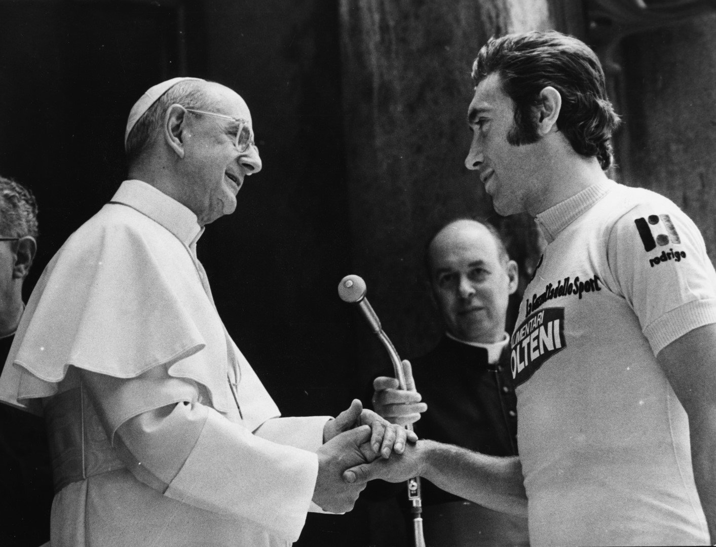 1974  г. - Папа Пол VI поздравява победителя Еди Меркс след победата му в Джирото