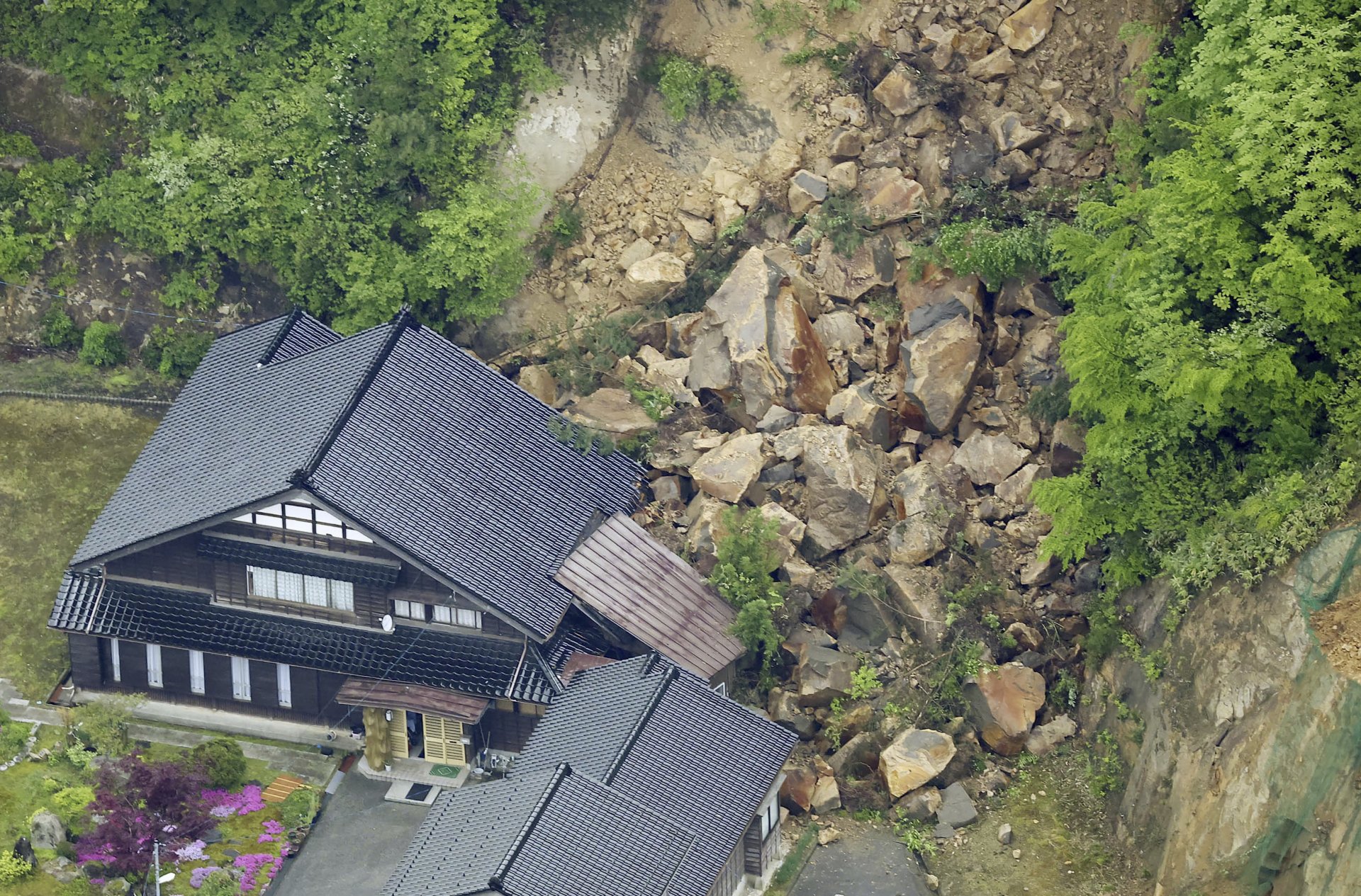 Землетрясение на острове. Землетрясение у острова Хонсю. Японские дома. Дома в Японии. Землетрясение в Японии.