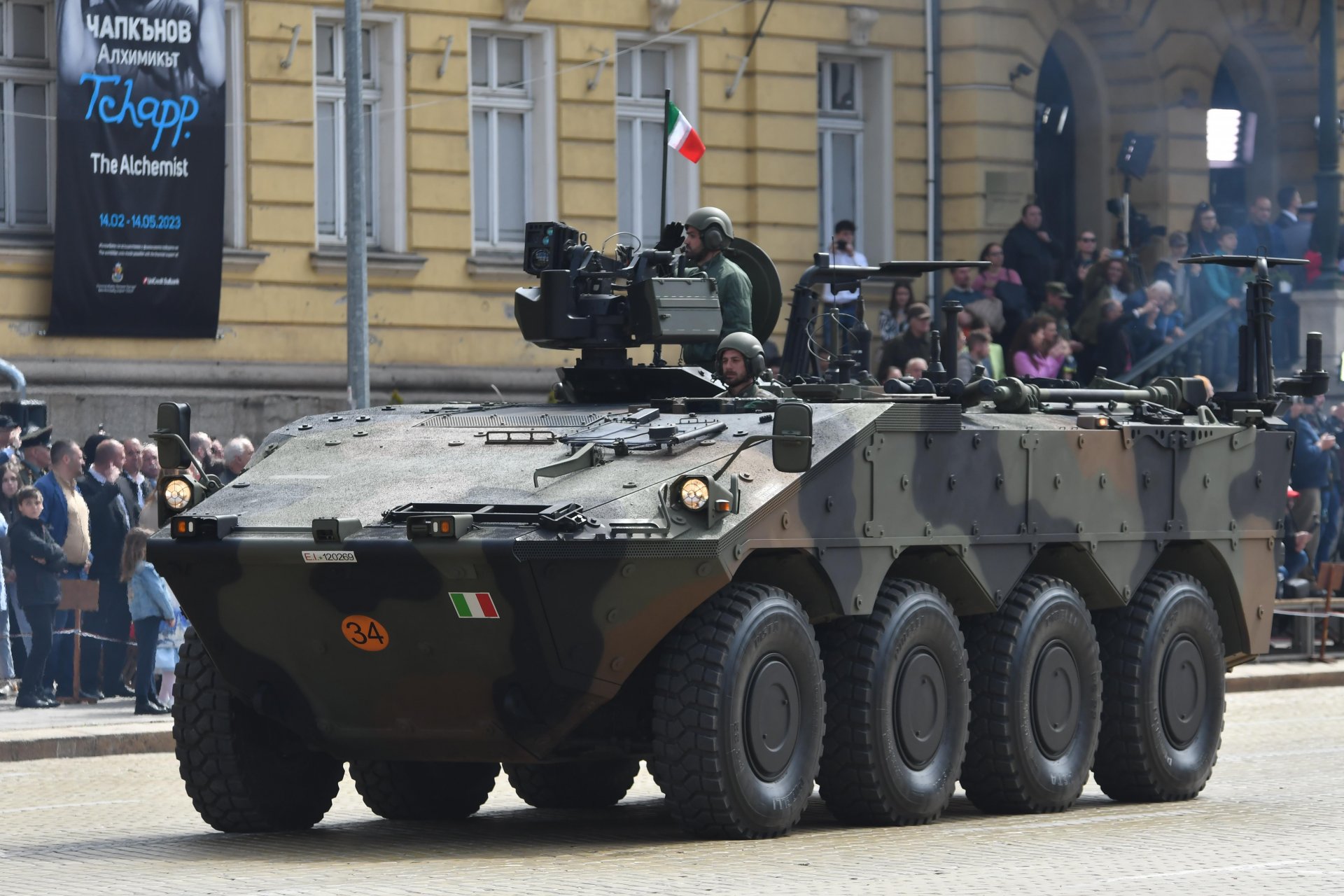 В парада участва и почестна част на армията на Италия