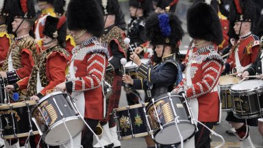 Историческият ден започна с Кралска процесия Кралят и кралицата пристигнаха