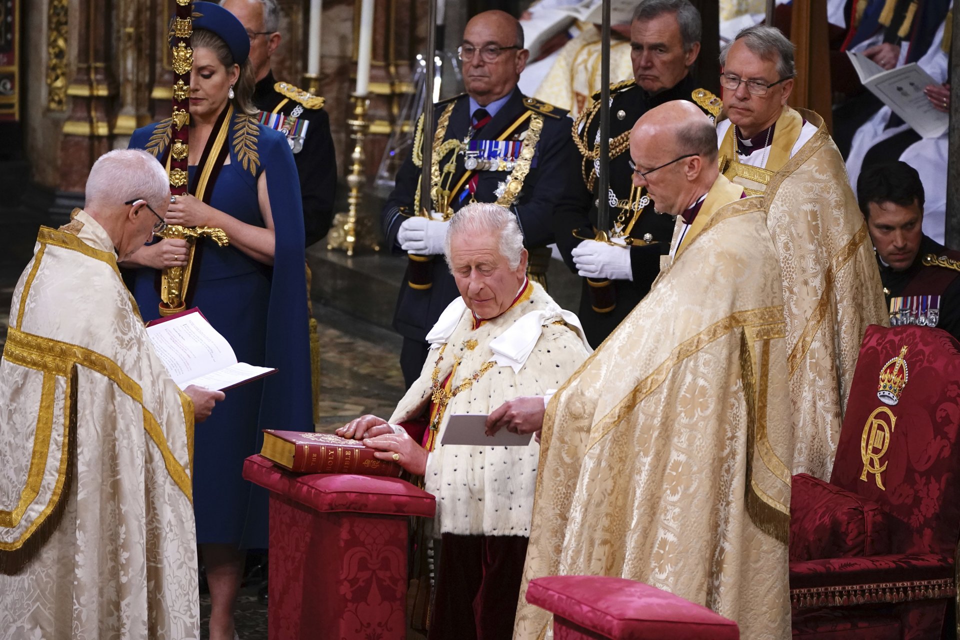 Британският крал Чарлз III по време на церемонията по коронацията в Уестминстърското абатство