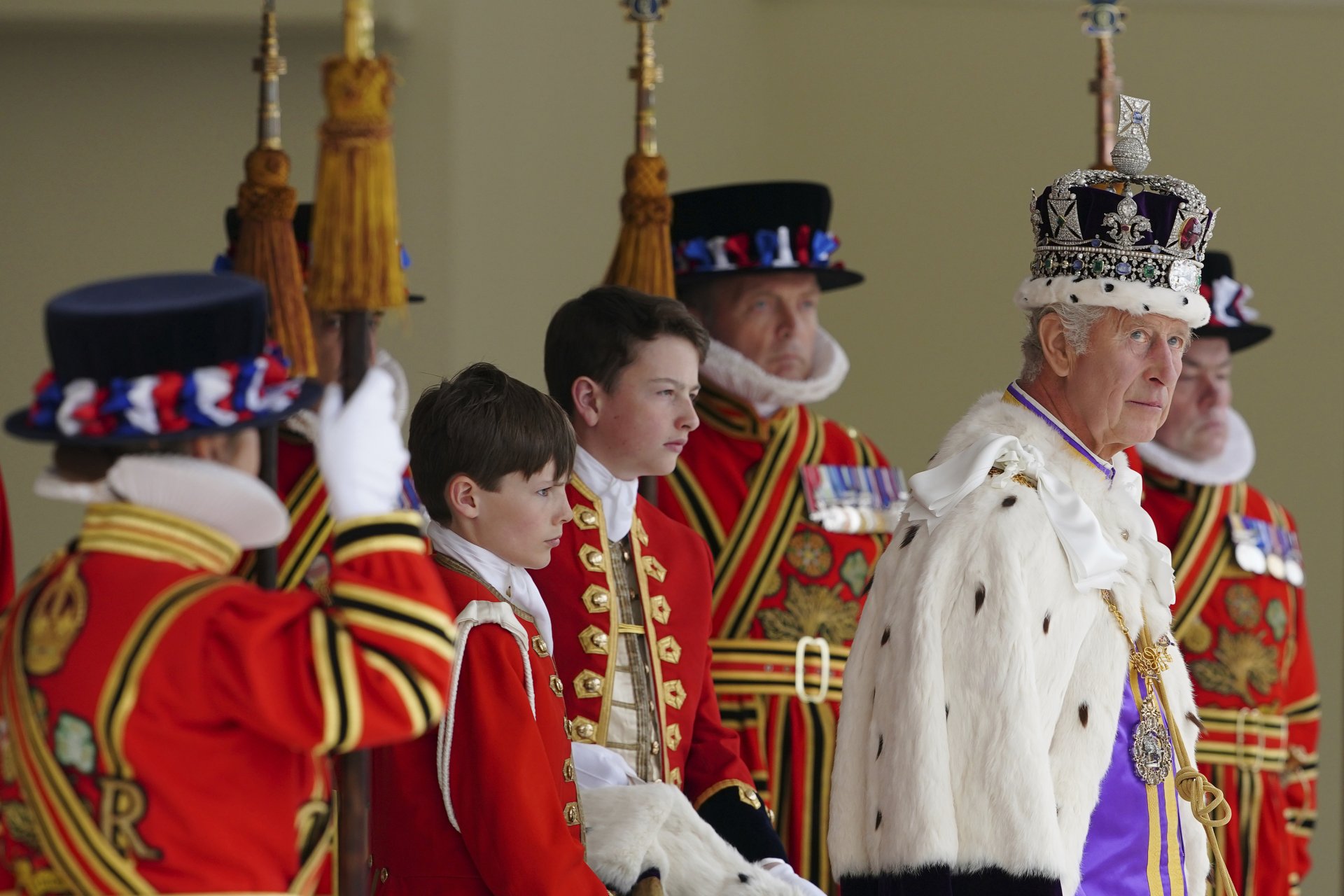 Британският крал Чарлз III пристигна, за да получи кралски поздрав от военни в градините на Бъкингамския дворец
