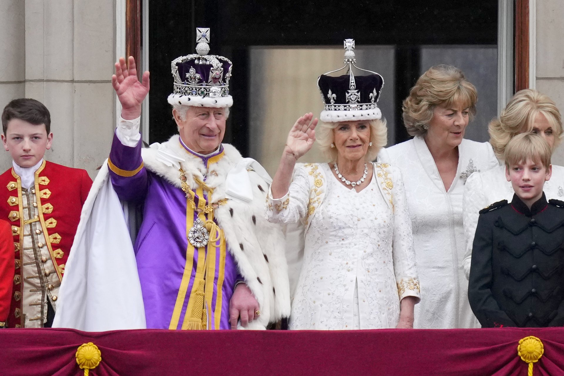 Британският крал Чарлз III и кралица Камила махаха на тълпата от балкона на Бъкингамския дворец