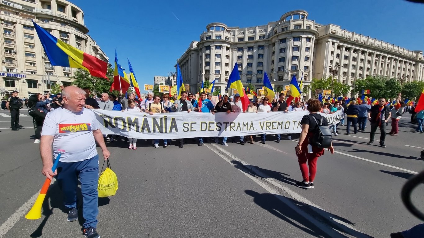 Хиляден протест в Букурещ срещу управляващата коалиция: Страхувайте се, народът се надига (видео)