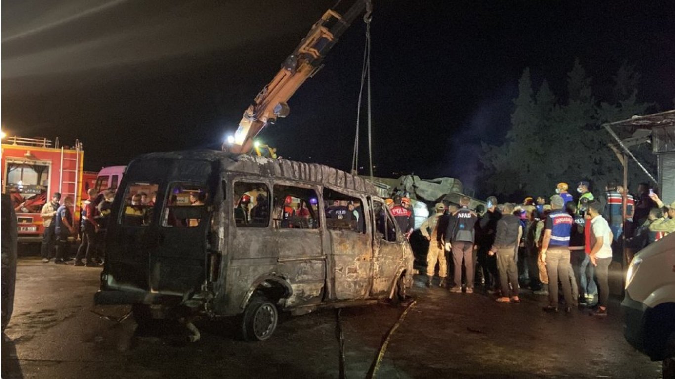12 загинали и 31 ранени при верижна катастрофа в тежко засегнатия при трусовете окръг Хатай