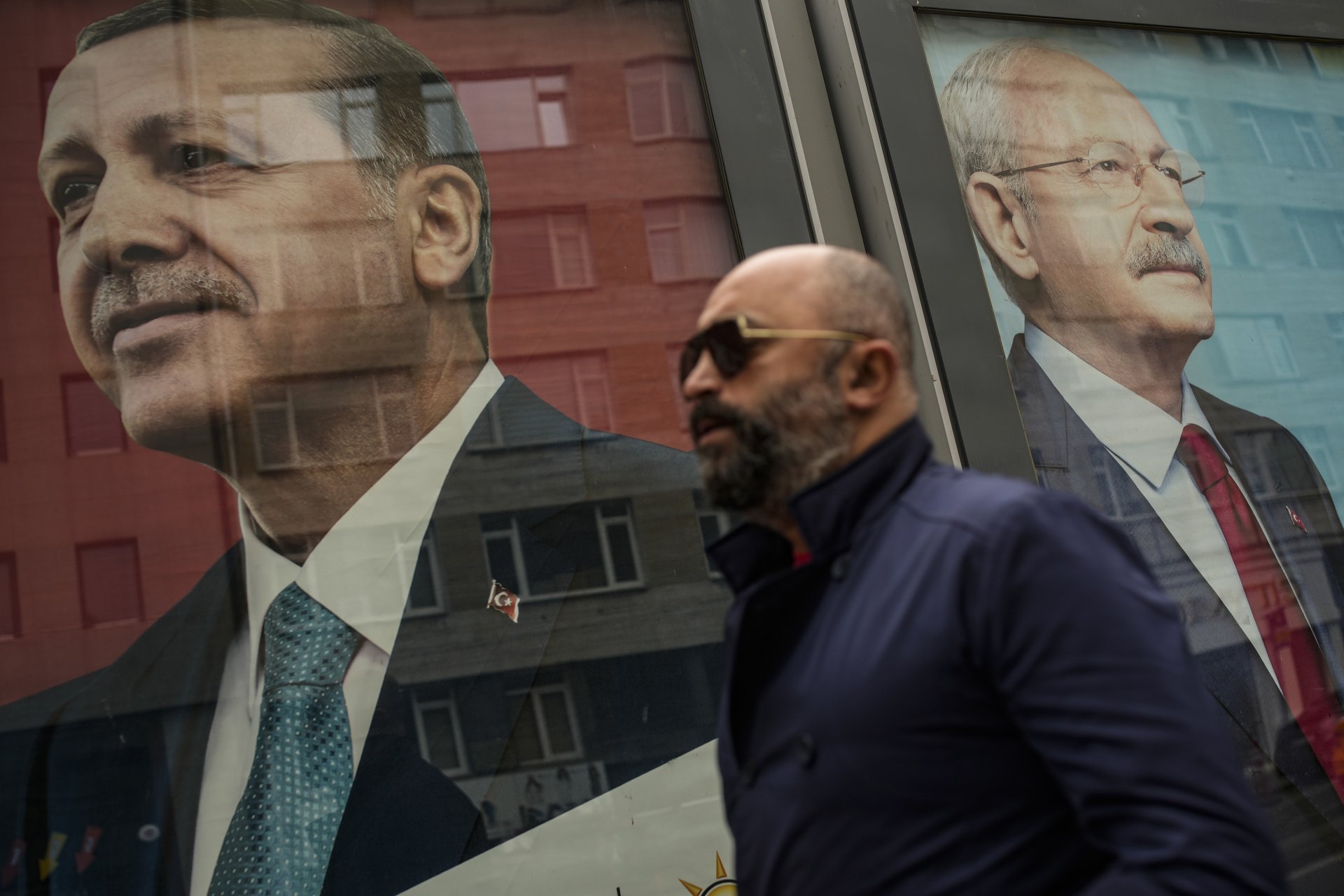 Предизборни плакати в Истанбул с лицата на главните претенденти за президентския пост - Реджеп Тайип Ердоган и Кемал Кълъчдароглу