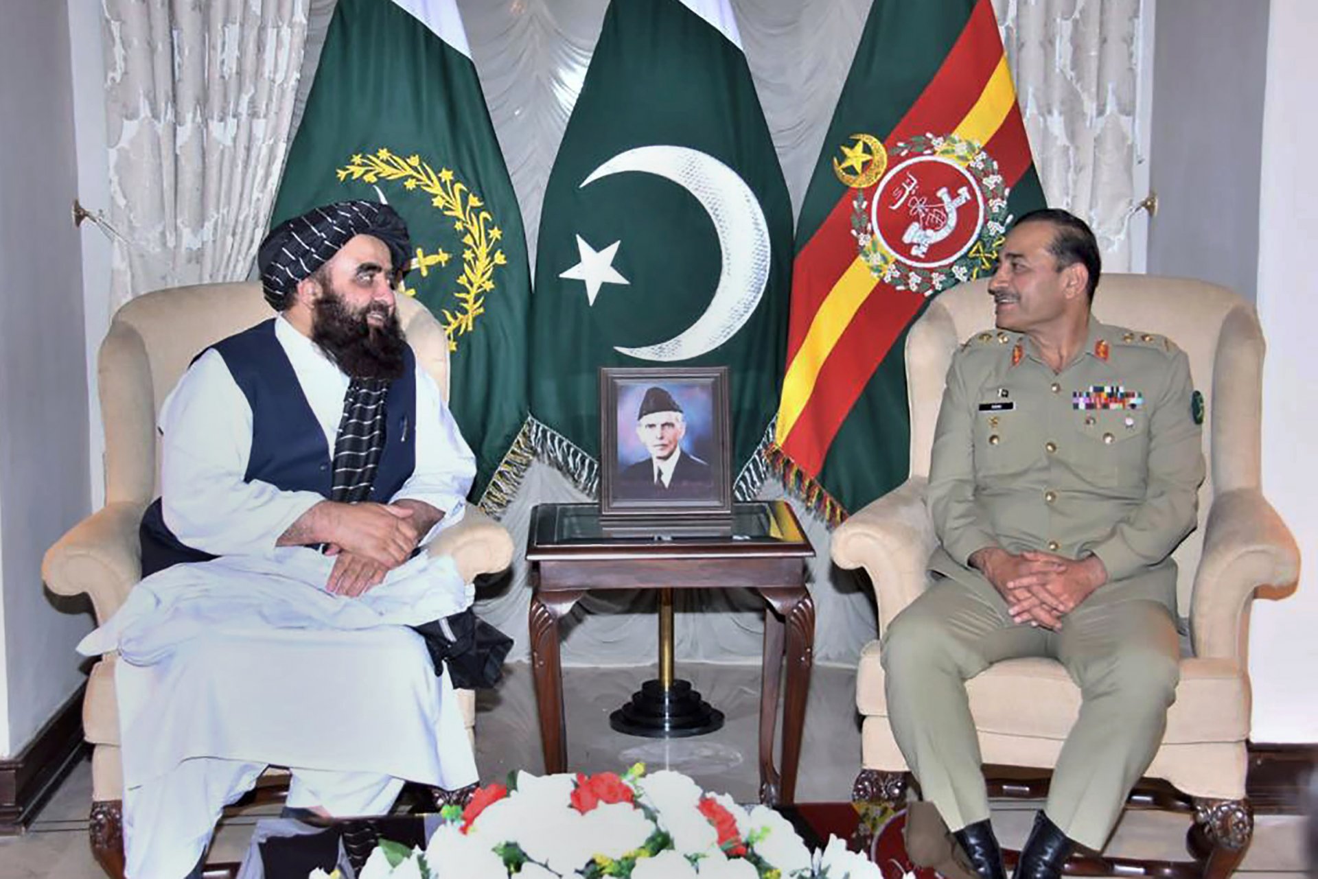 Афганистанският външен министър молла Амир Хан Мутаки разговаря с шефа на Генералния щаб на пакистанските въоръжени сили ген. Асим Мунир на 7 май