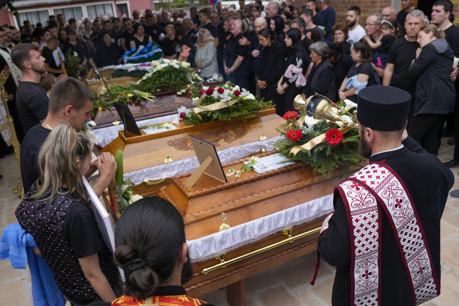 Погребална церемония на жертви на масовото убийство близо до град Младеновац, 6 май 2023 г.