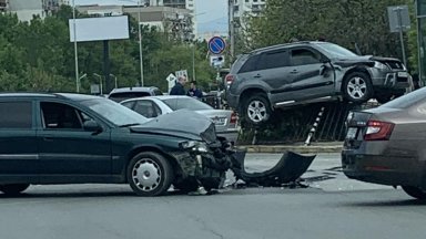 Инцидентът е станал след удар между две коли около 13 27