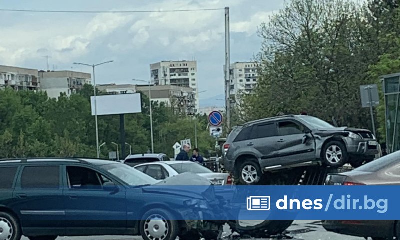 Инцидентът е станал след удар между две коли около 13:27