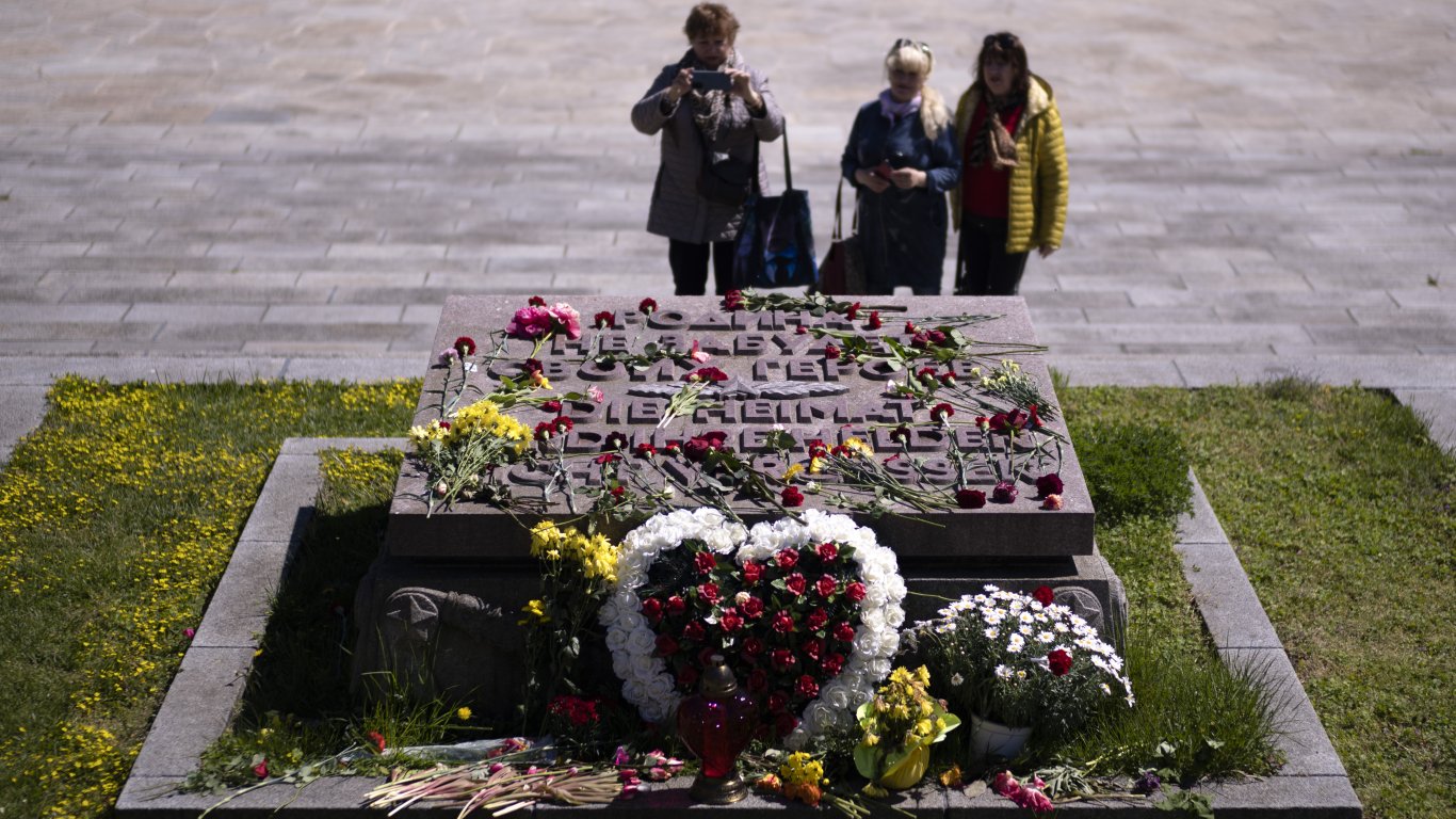  Възпоменателен камък е покрит с цветя, за да отбележи 78-ата годишнина от Деня на победата и края на Втората световна война в Европа, в съветския военен мемориал в парка в Трептов, Берлин