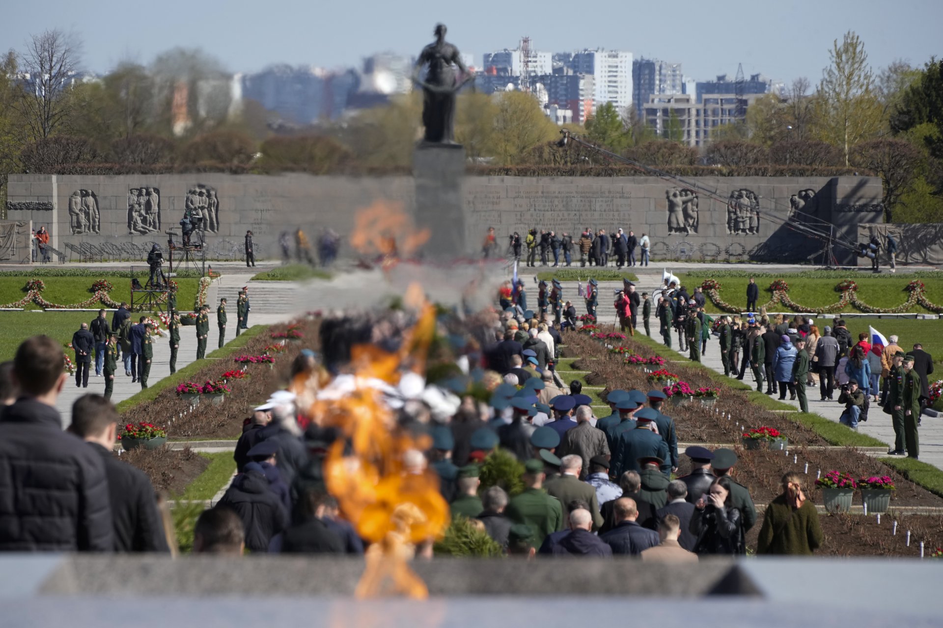Церемония по полагане на цветя и венци на Пискарьовското гробище, където са погребани повечето от жертвите на обсадата на Ленинград по време на Втората световна война, в навечерието на Деня на победата