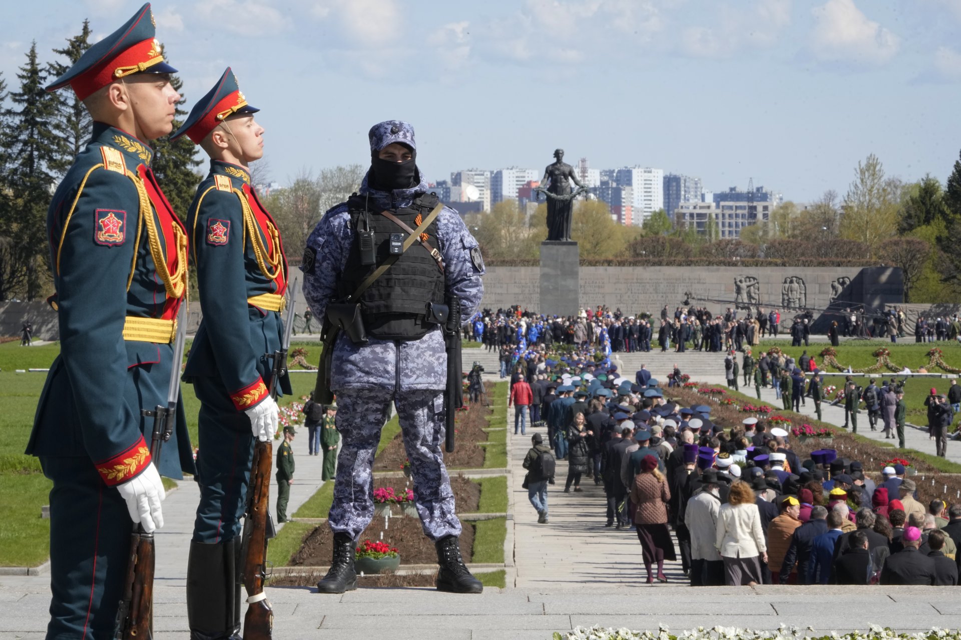 Церемония по полагане на цветя и венци на Пискарьовското гробище, където са погребани повечето от жертвите на обсадата на Ленинград по време на Втората световна война, в навечерието на Деня на победата