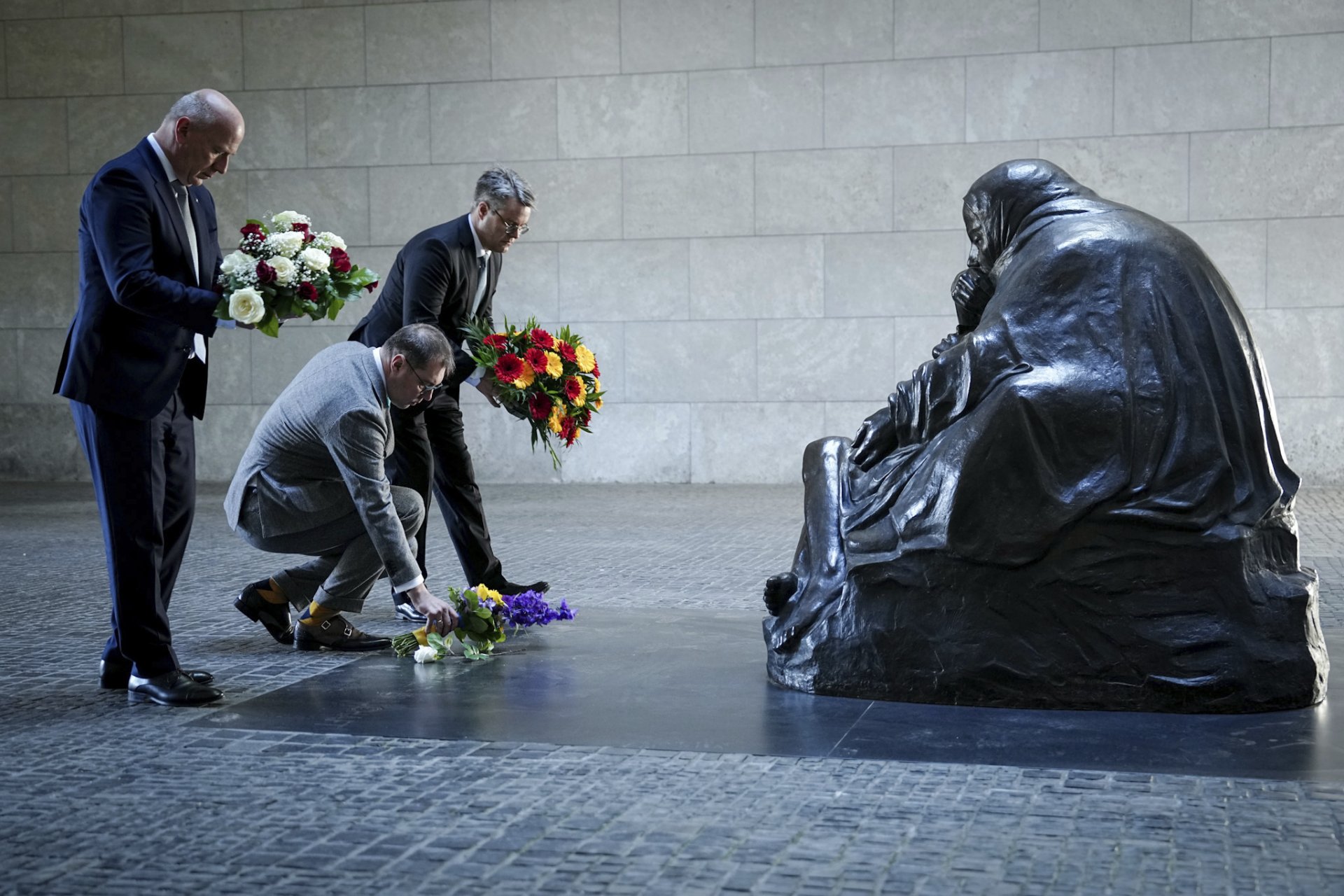 Отляво Кай Вегнер, управляващ кмет на Берлин, Олексий Макеев, посланик на Украйна в Германия, и Тобиас Линднер, държавен министър във Федералното външно министерство, полагат цветя в чест на края на Втората световна война в Берлин 