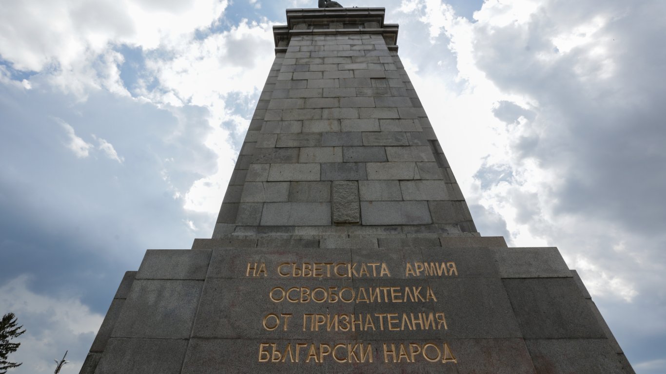 Възстановена счупена плоча на Паметника на Съветската армия предизвика полемика