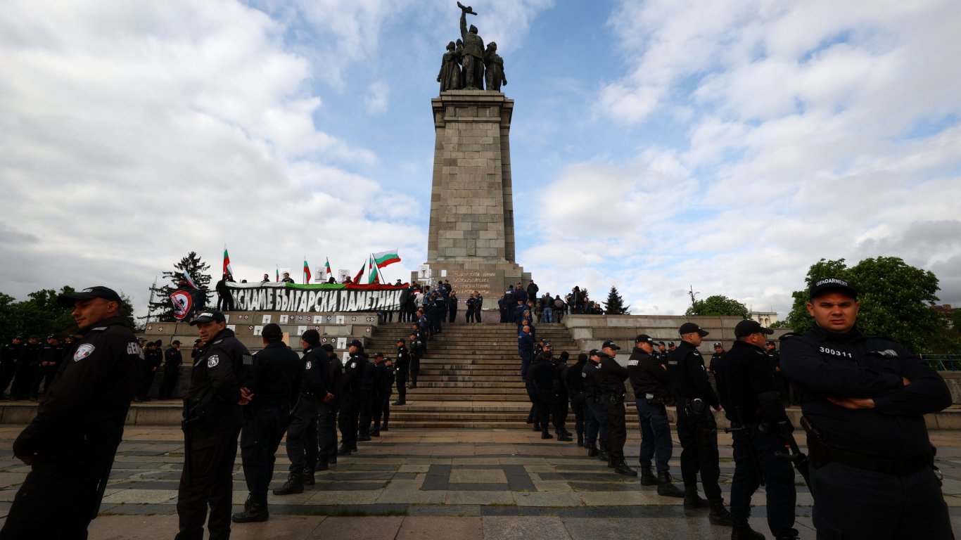 Фандъкова: Предстои конкурс за пространството около Паметника на Съветската армия