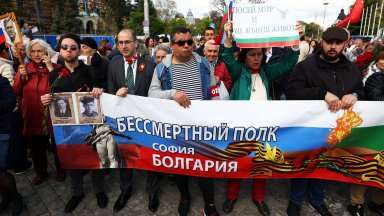 Снимка БТА Младежите противници на противоречивия монумент а и на