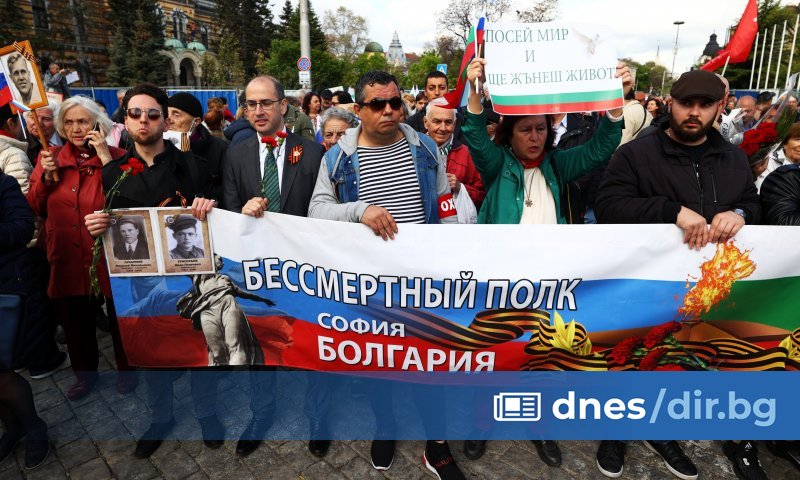 Снимка: БТА Младежите, противници на противоречивия монумент, а и на