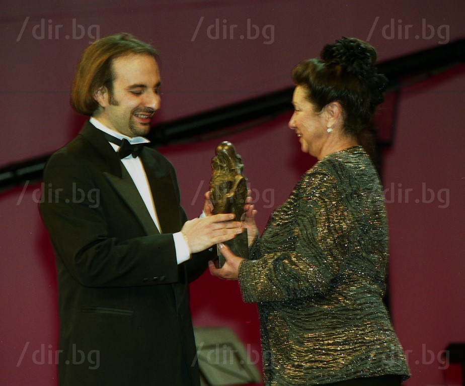 25 януари, 2003 г,  68 години БНР – Божана Димитрова връчва награда „Сирак Скитник на Петър Волгин