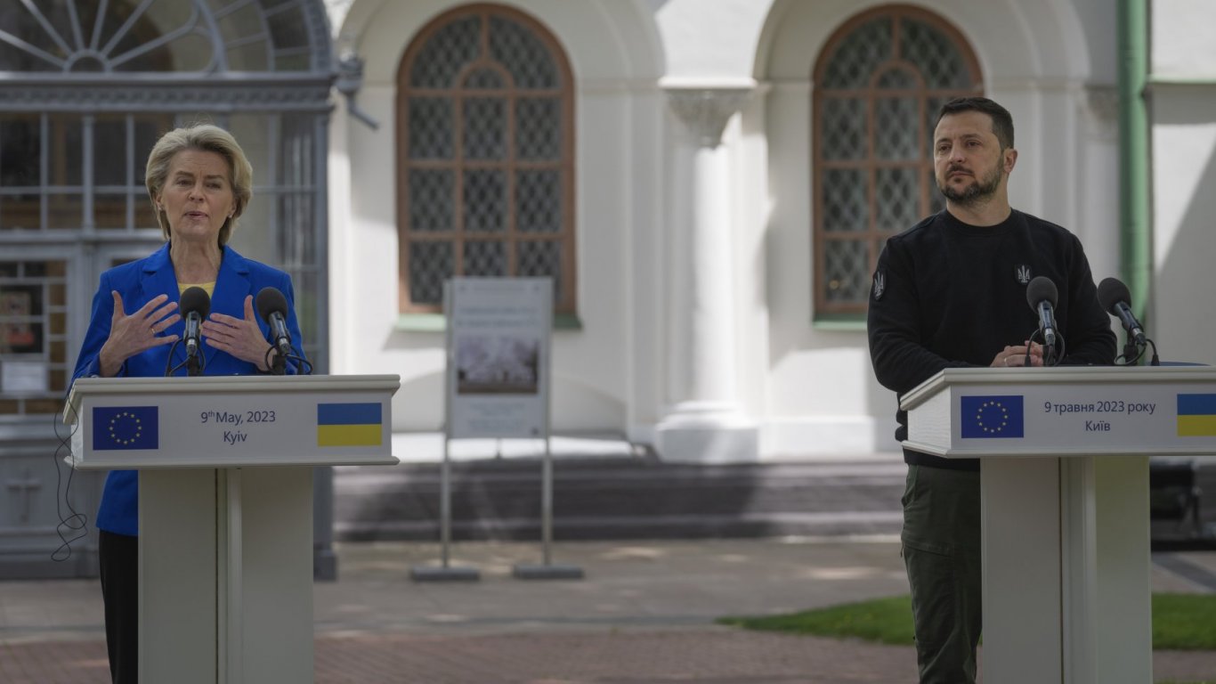 В Киев Фон дер Лайен обеща оръжия, пари и нова спънка пред заобикалящите санкциите 