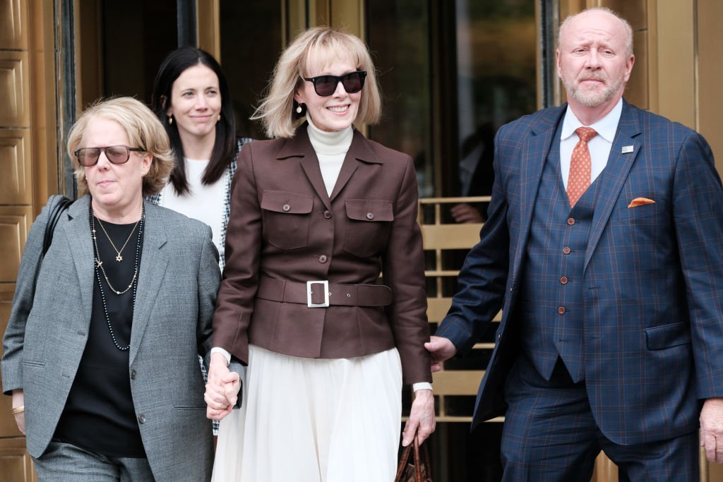 Журналистката Джийн Карол напуска съда след произнасянето на присъдата